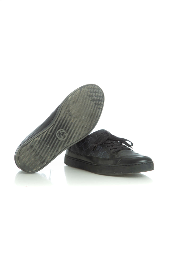 Tenis Gucci negro GG Supreme, acercamiento a la puntera
