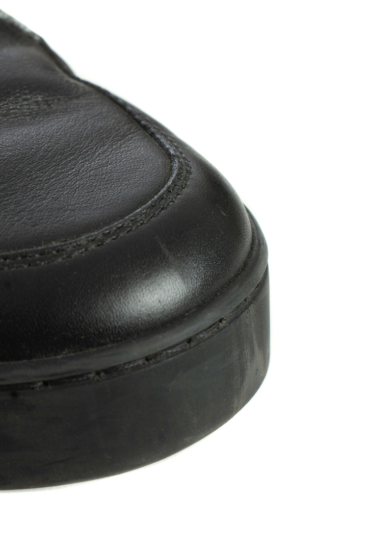 Tenis Gucci negro GG Supreme, detalle de agujetas negras