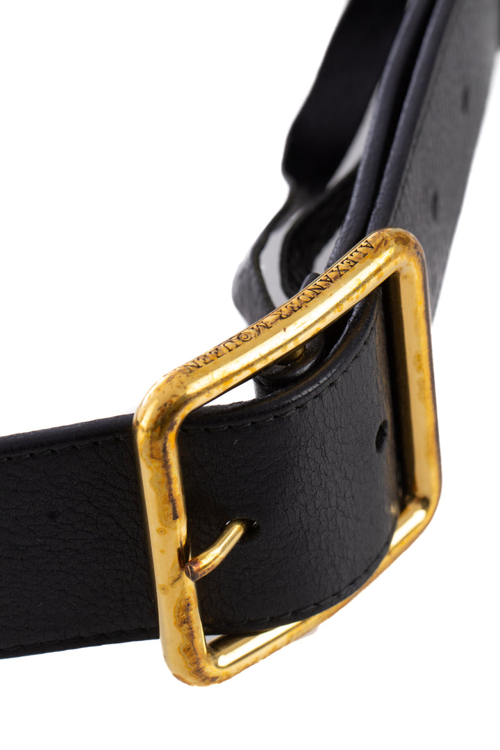 Cinturón Alexander McQueen negro, vista lateral – ClosetRehab