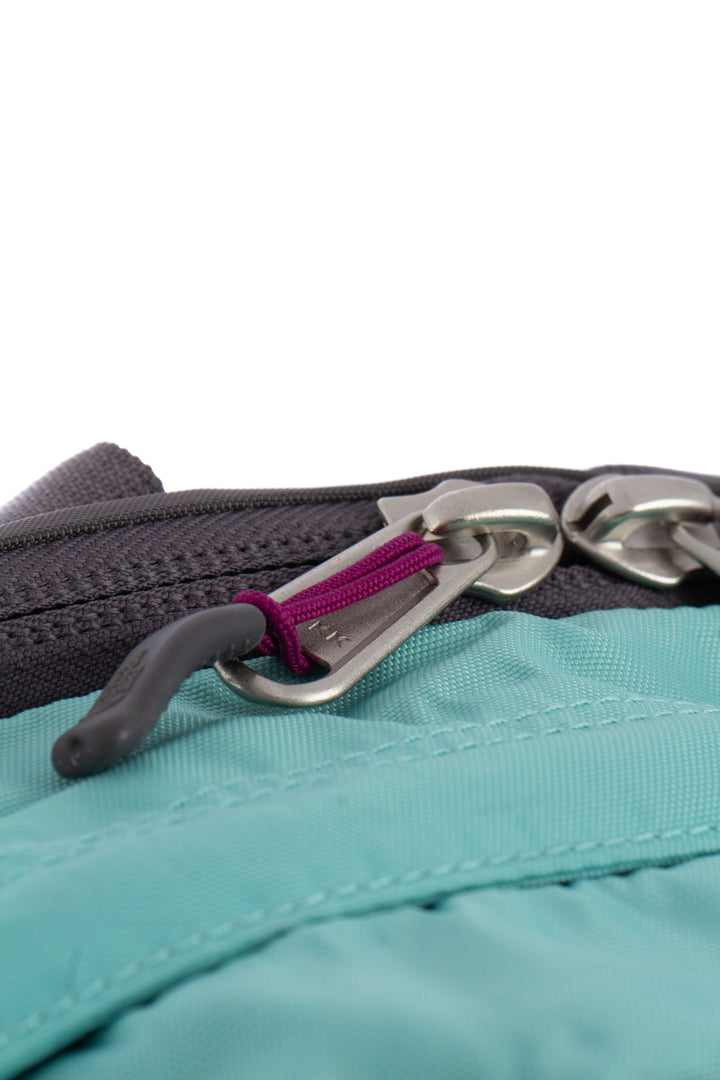 Mochila The North Face azul y gris, detalle 8 – ClosetRehab