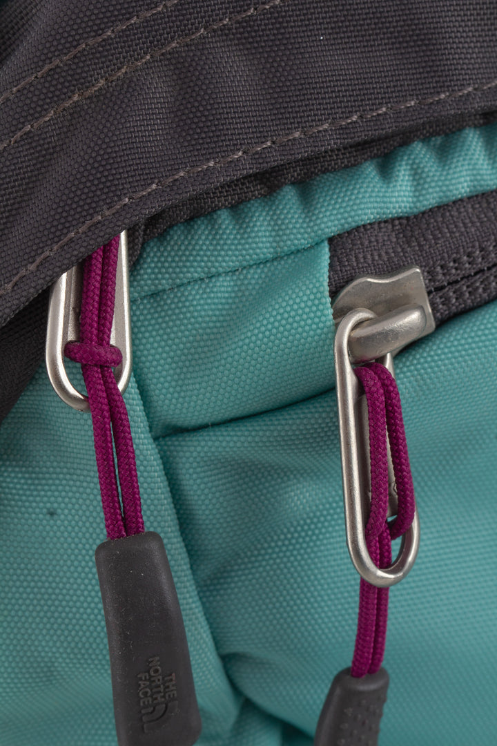 Mochila The North Face azul y gris, detalle 9 – ClosetRehab