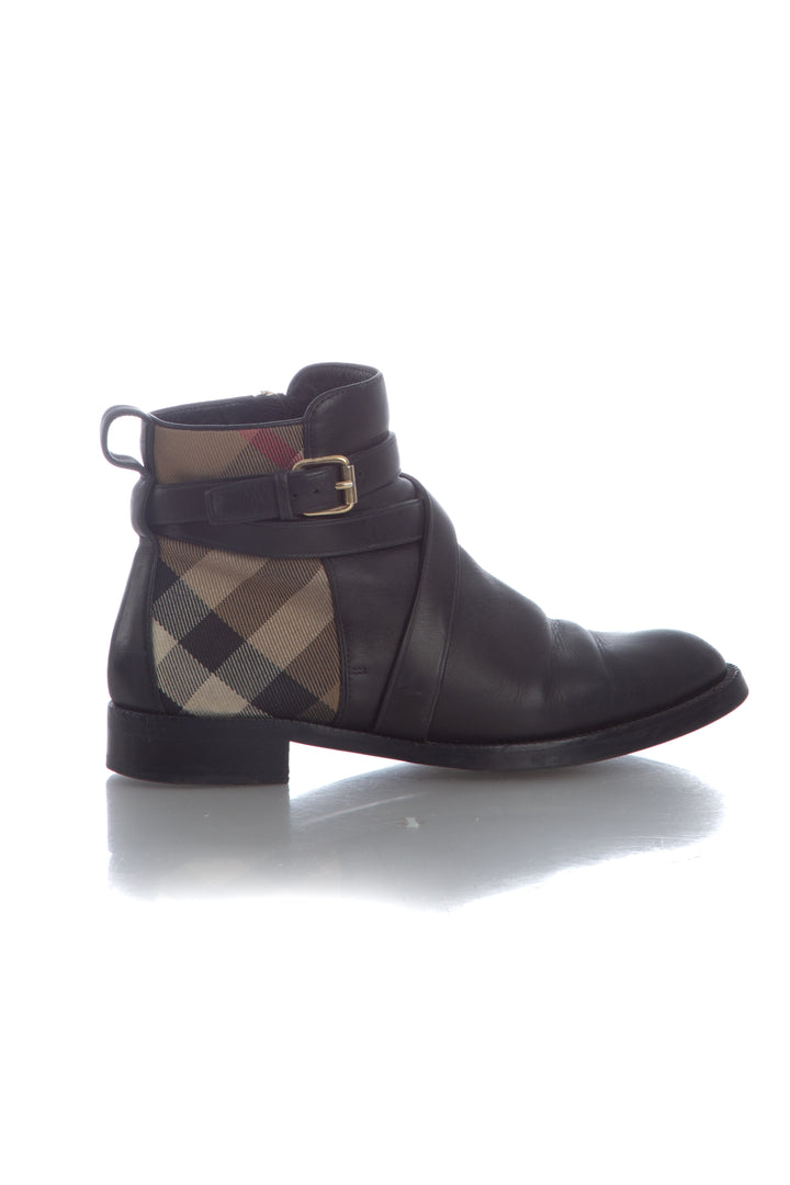 Bota Burberry negro, vista frontal – ClosetRehab