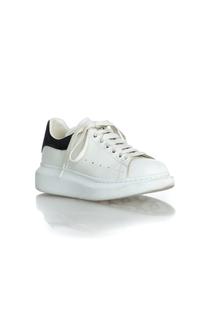 Tenis Alexander McQueen blanco talla 8 USA, vista posterior | ClosetRehab