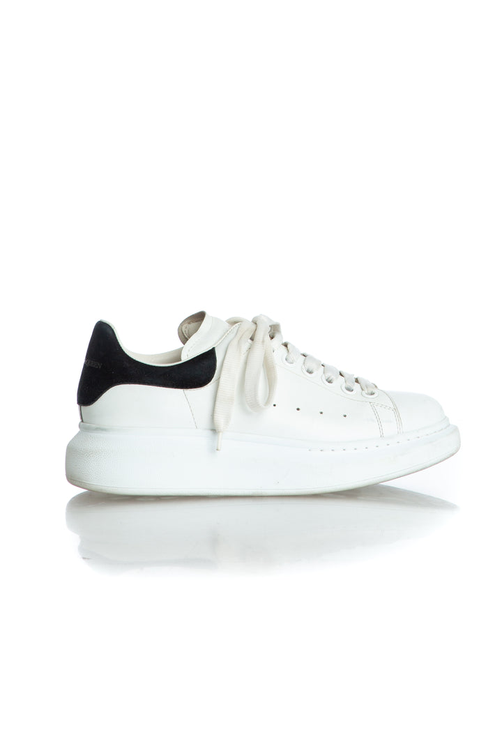 Tenis Alexander McQueen blanco talla 8 USA de piel, buen estado, vista frontal | ClosetRehab