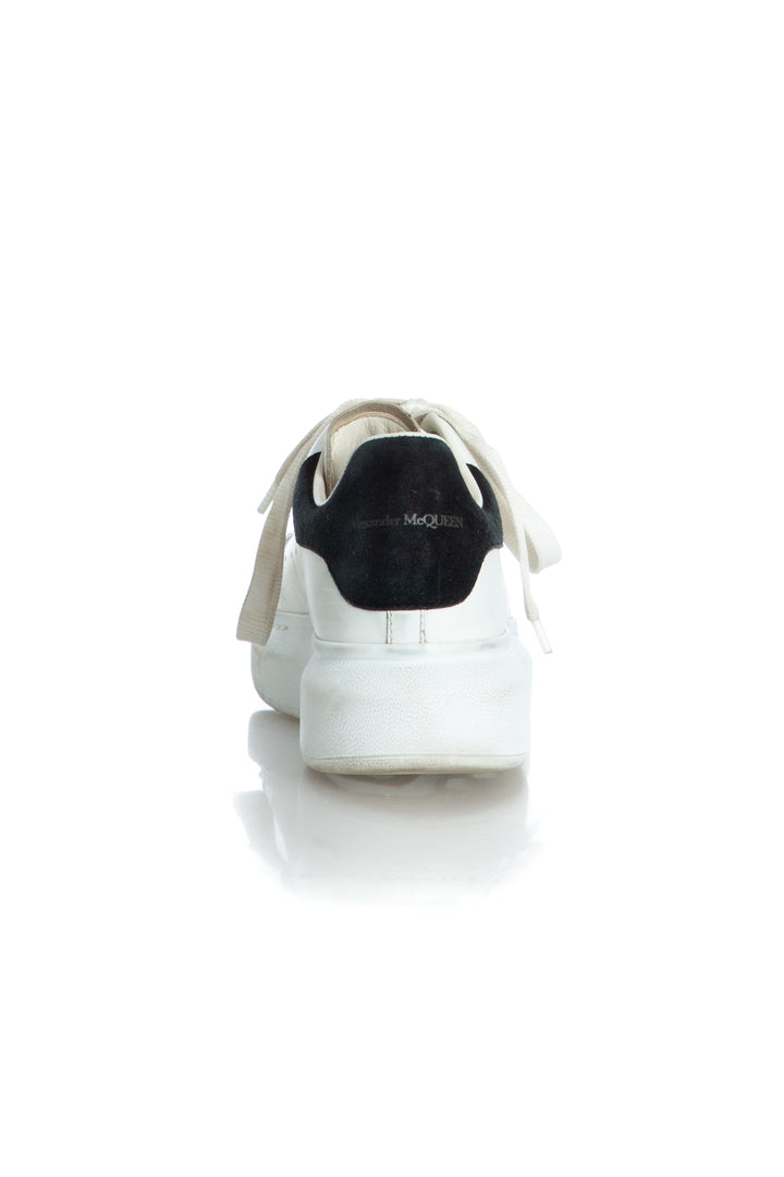 Tenis Alexander McQueen blanco, detalle de suela oversize | ClosetRehab