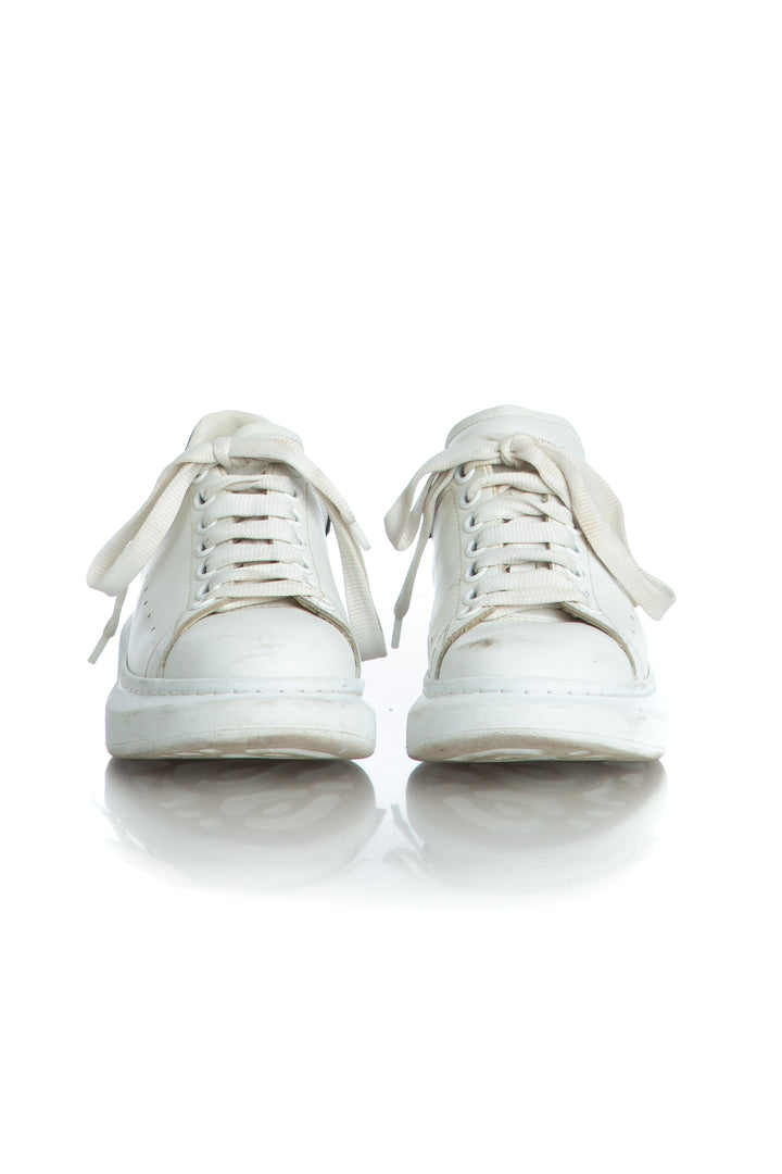 Tenis Alexander McQueen blanco talla 8 USA, suela, detalle de catálogo preloved | ClosetRehab
