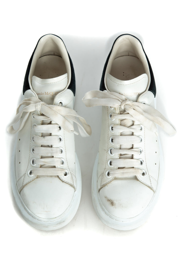 Tenis Alexander McQueen blanco talla 8 USA, detalle de lengüeta | ClosetRehab