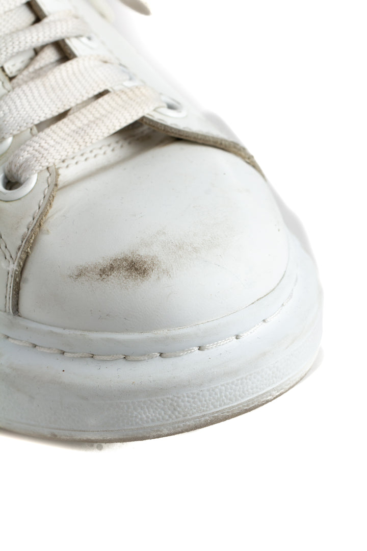 Tenis Alexander McQueen blanco talla 8 USA, detalle de costado | ClosetRehab
