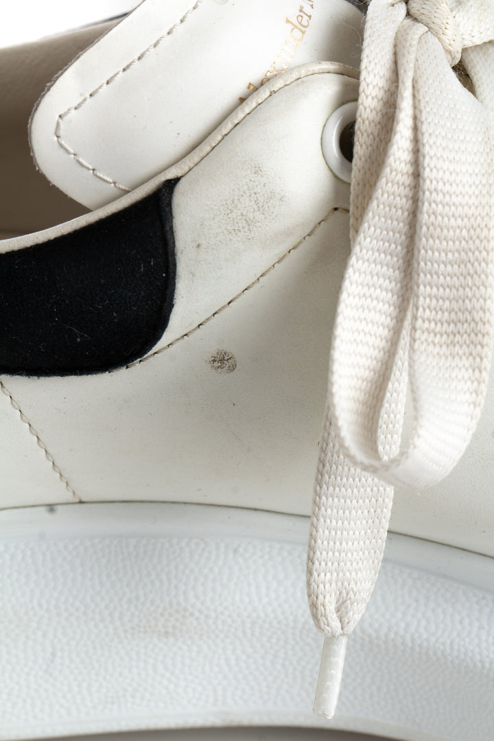 Tenis Alexander McQueen blanco, detalle de desgaste en suela | ClosetRehab
