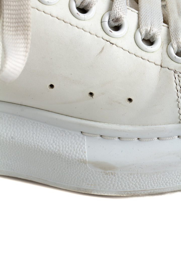 Tenis Alexander McQueen blanco talla 8 USA, detalle de talón | ClosetRehab