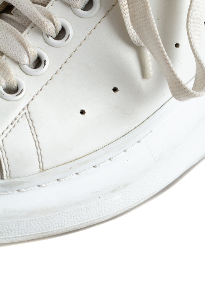 Tenis Alexander McQueen blanco talla 8 USA, detalle de agujetas | ClosetRehab