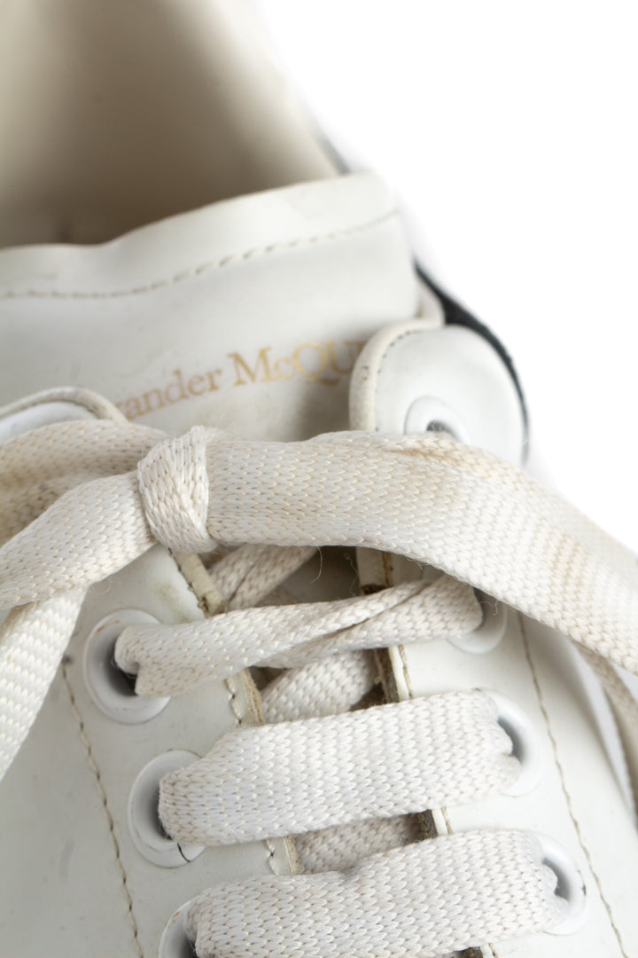 Tenis Alexander McQueen blanco, detalle de lengüeta con logo Alexander McQueen | ClosetRehab