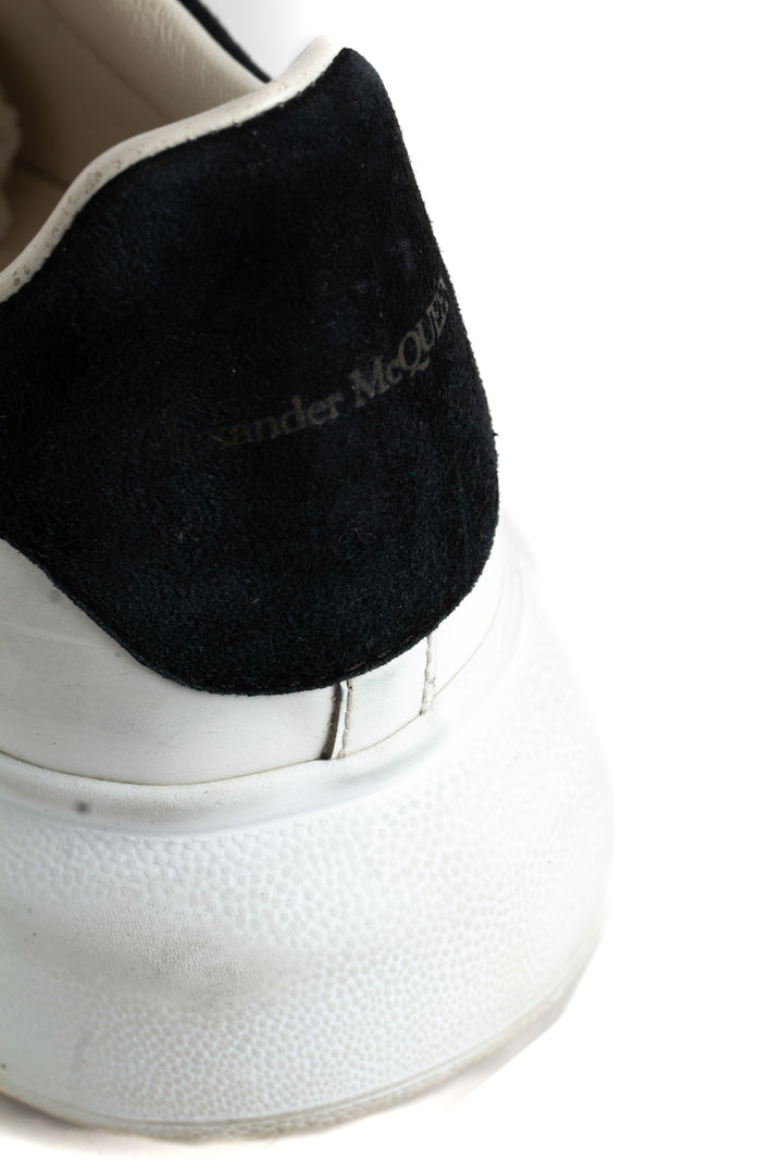 Tenis Alexander McQueen blanco, detalle de talón con logo en gamuza negra | ClosetRehab