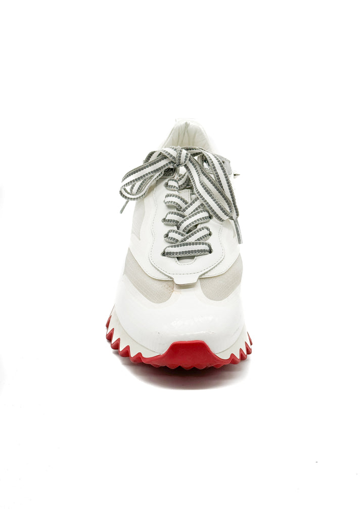 Zapato Christian Louboutin blanco, vista lateral – ClosetRehab