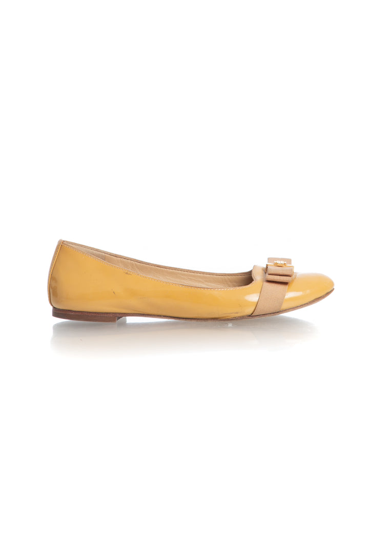 Zapato Tory Burch beige, vista frontal – ClosetRehab