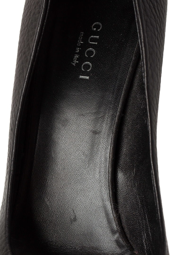 Pumps Gucci negro talla 7.5 USA, detalle de desgaste en suela | ClosetRehab