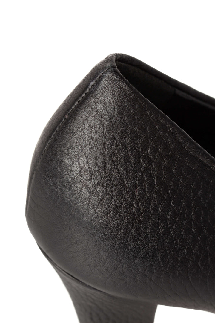 Pumps Gucci negro talla 7.5 USA, detalle de talón en piel granulada | ClosetRehab