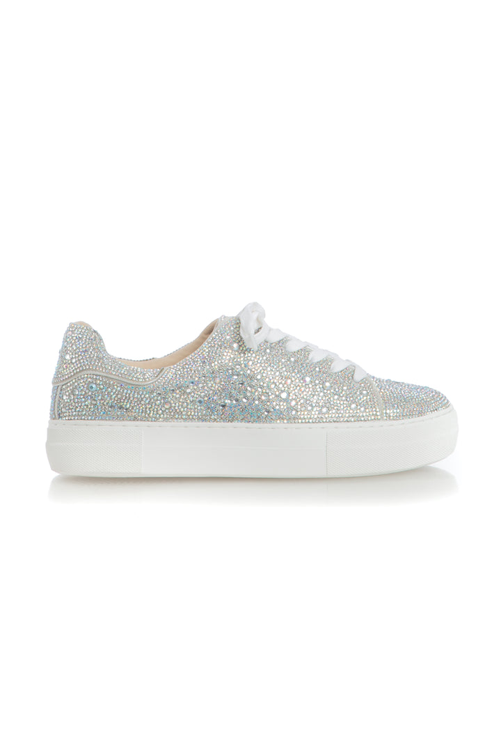 Zapato Betsey Johnson blanco, vista frontal – ClosetRehab