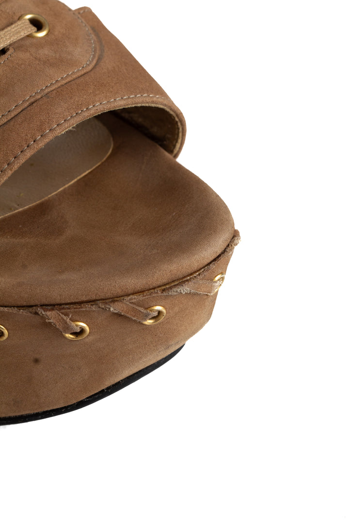 Zapato Stuart Weitzman café, detalle 9 – ClosetRehab