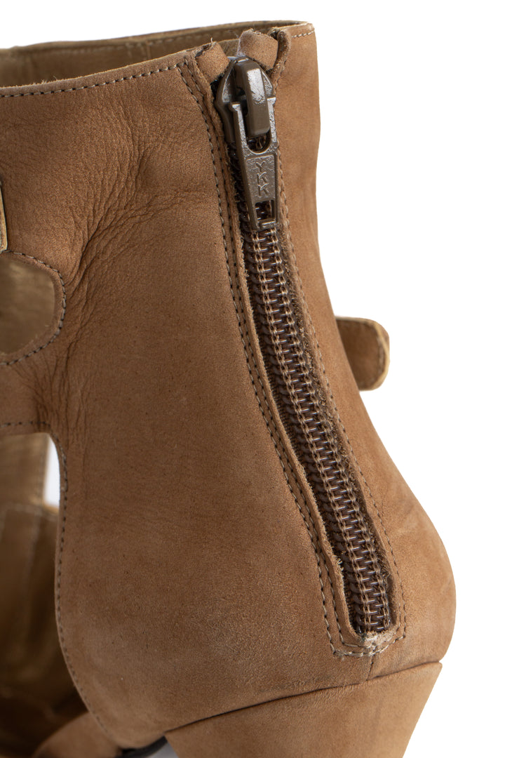 Zapato Stuart Weitzman café, detalle 12 – ClosetRehab