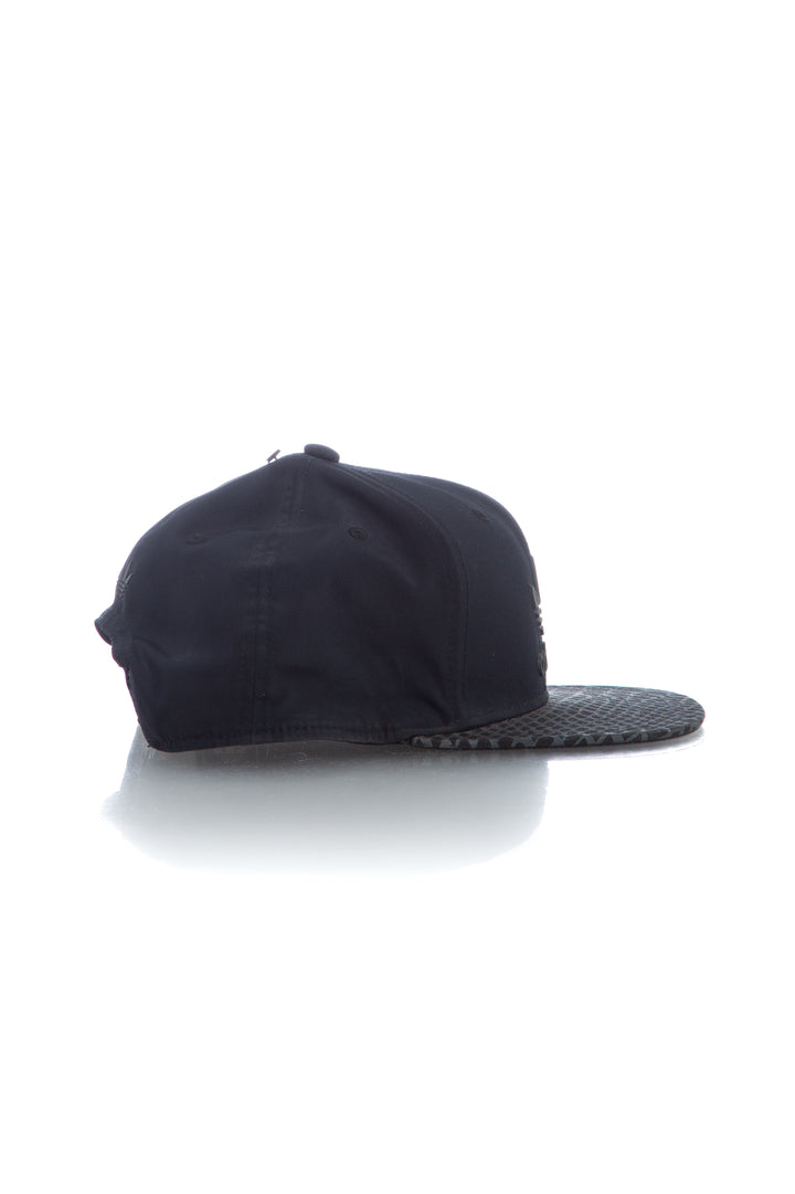 Accesorio Adidas negro, vista lateral – ClosetRehab