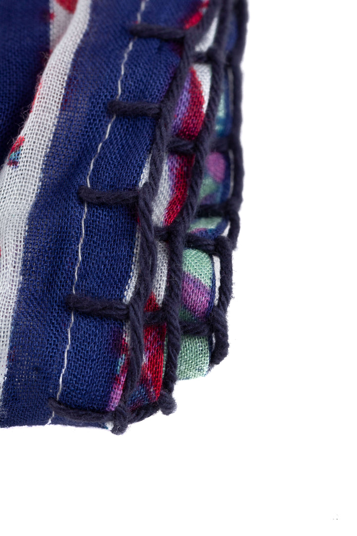 Bufanda BCBGMAXAZRIA, vista lateral – ClosetRehab