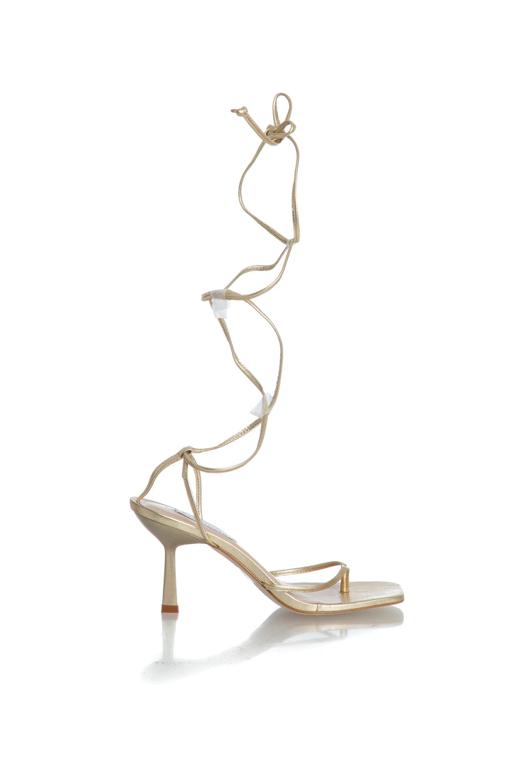 Zapato Steve Madden dorado, vista frontal – ClosetRehab