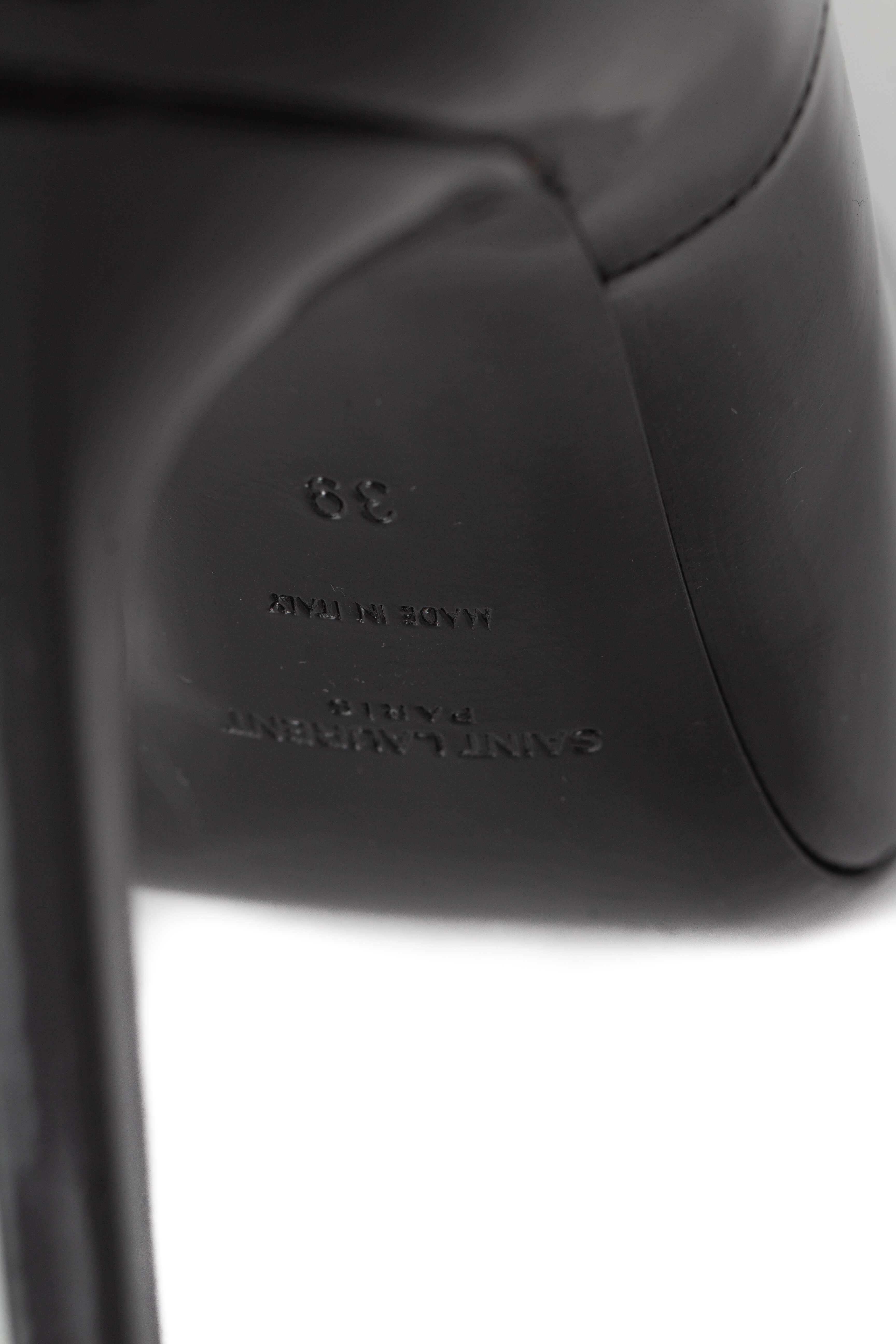 Yves Saint Laurent, talla 39