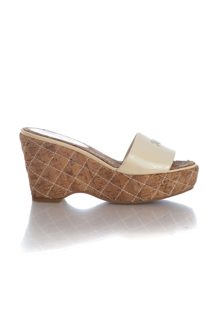 Alpargatas Chanel beige talla 8.5 USA de piel charol, con signos de uso, vista frontal | ClosetRehab