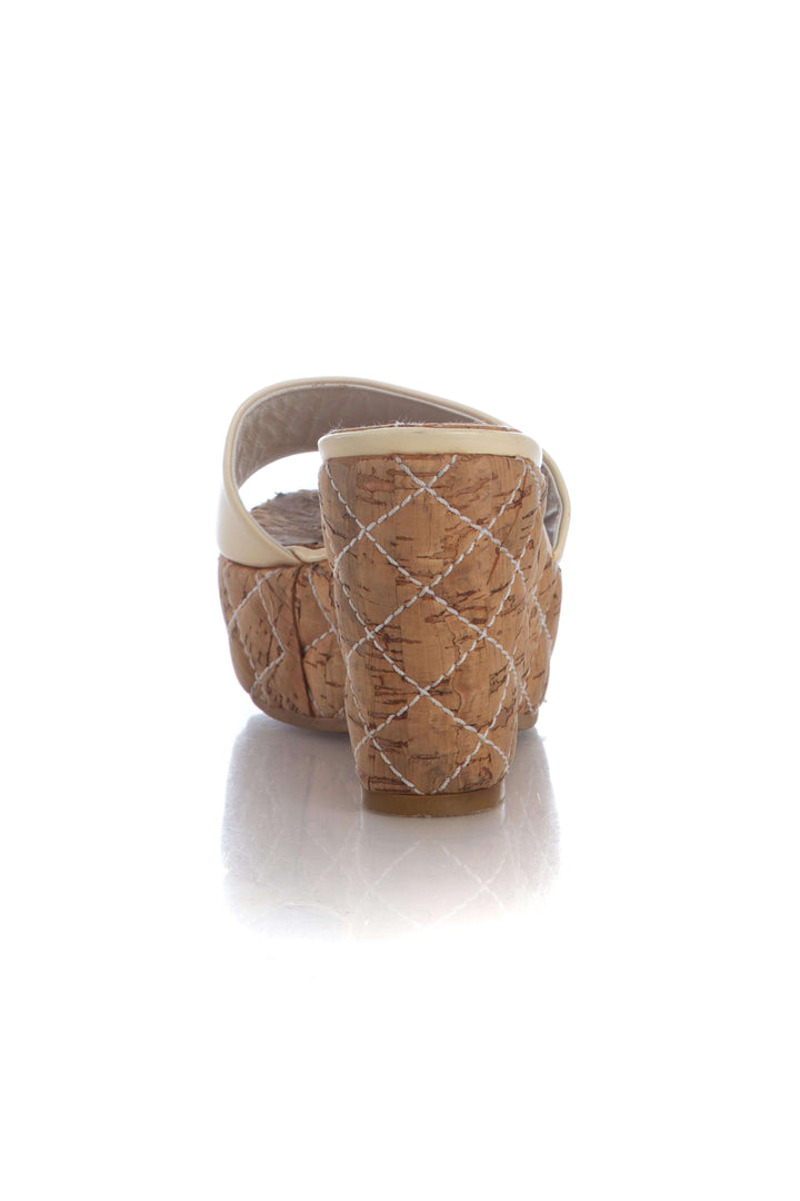 Alpargatas Chanel beige talla 8.5 USA, detalle de logo CC en frente | ClosetRehab
