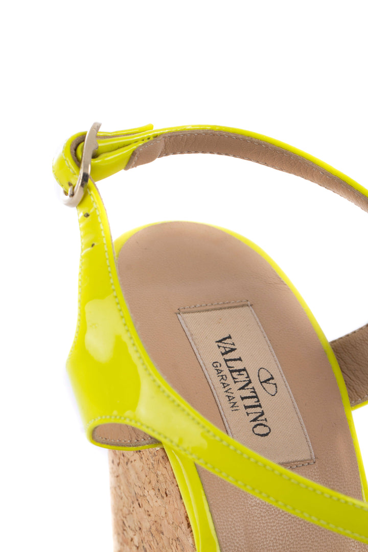 Sandalias Valentino amarillo talla 7 USA, detalle de hebilla | ClosetRehab