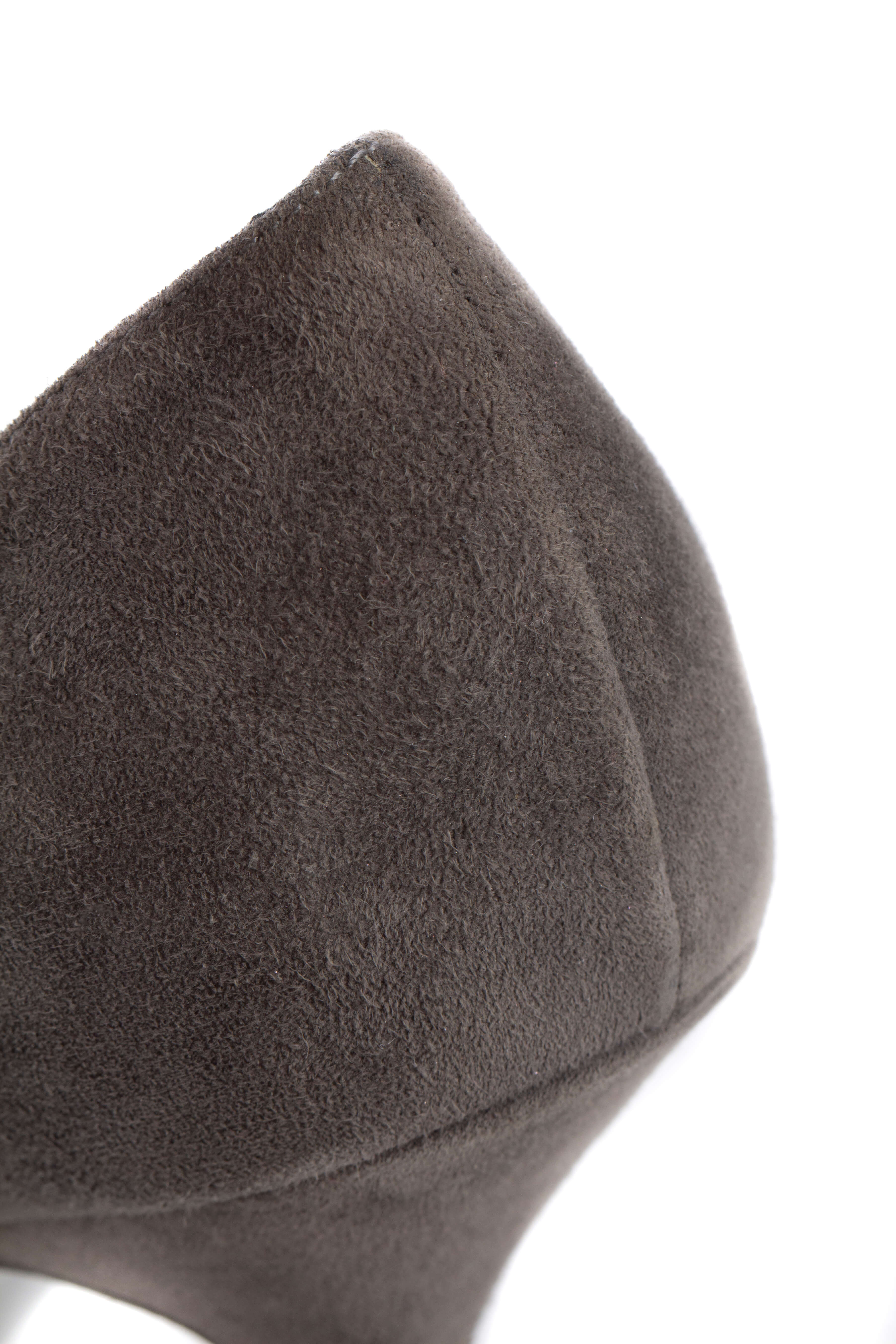 Yves Saint Laurent, Talla 8