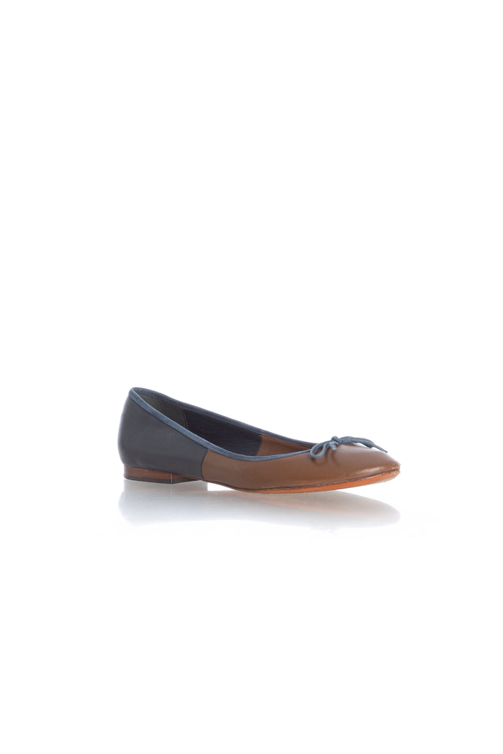Ballerinas Celine de piel bicolor café y azul marino con moño, vista tres cuartos
