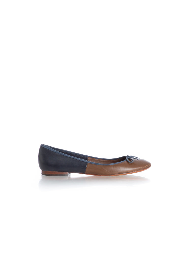 Ballerinas Celine de piel bicolor café y azul marino con moño, vista lateral
