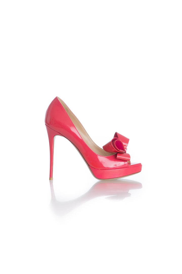 Pumps Valentino rosa fucsia talla 7.5 USA de piel charol, con signos de uso, vista frontal | ClosetRehab