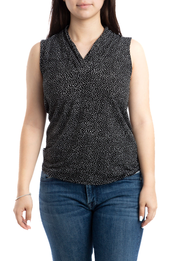Blusa Anne Klein negra de lunares sin mangas, vista frontal