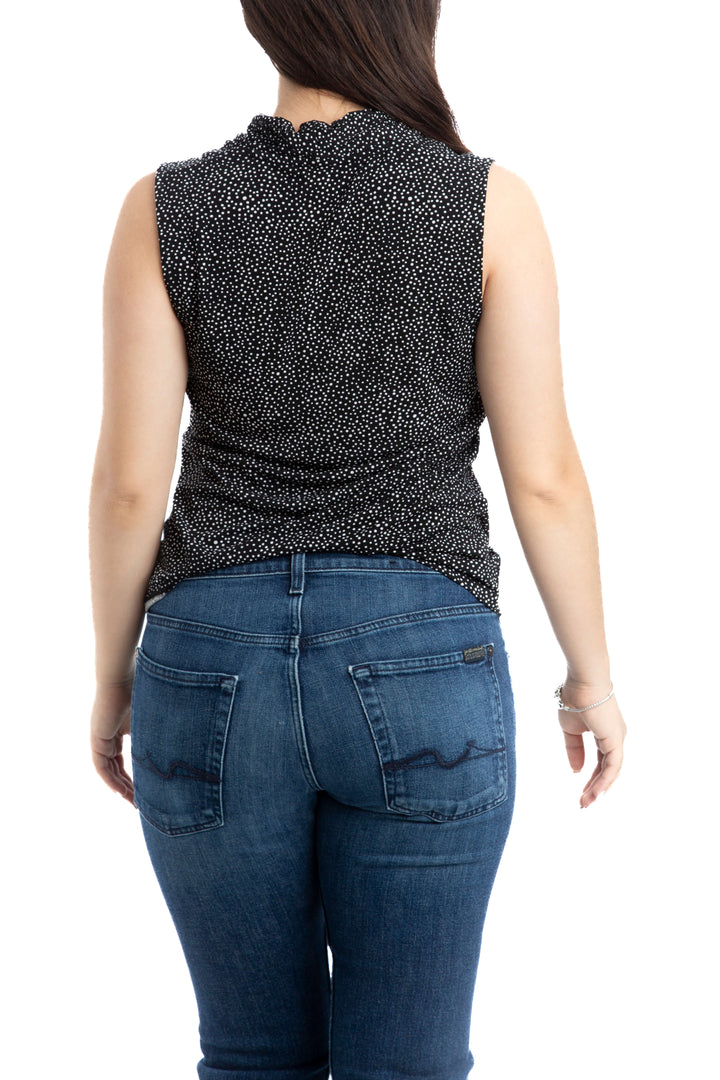 Blusa Anne Klein negra de lunares sin mangas, vista posterior
