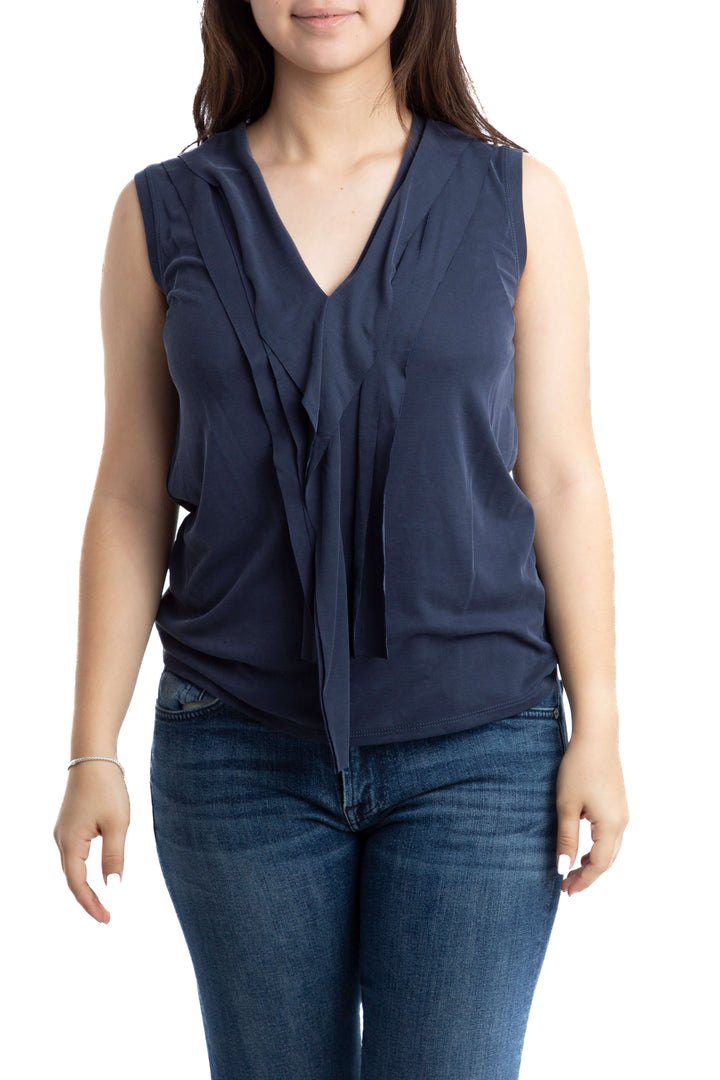 Blusa BCBGMAXAZRIA azul marino sin mangas con escote V, vista frontal