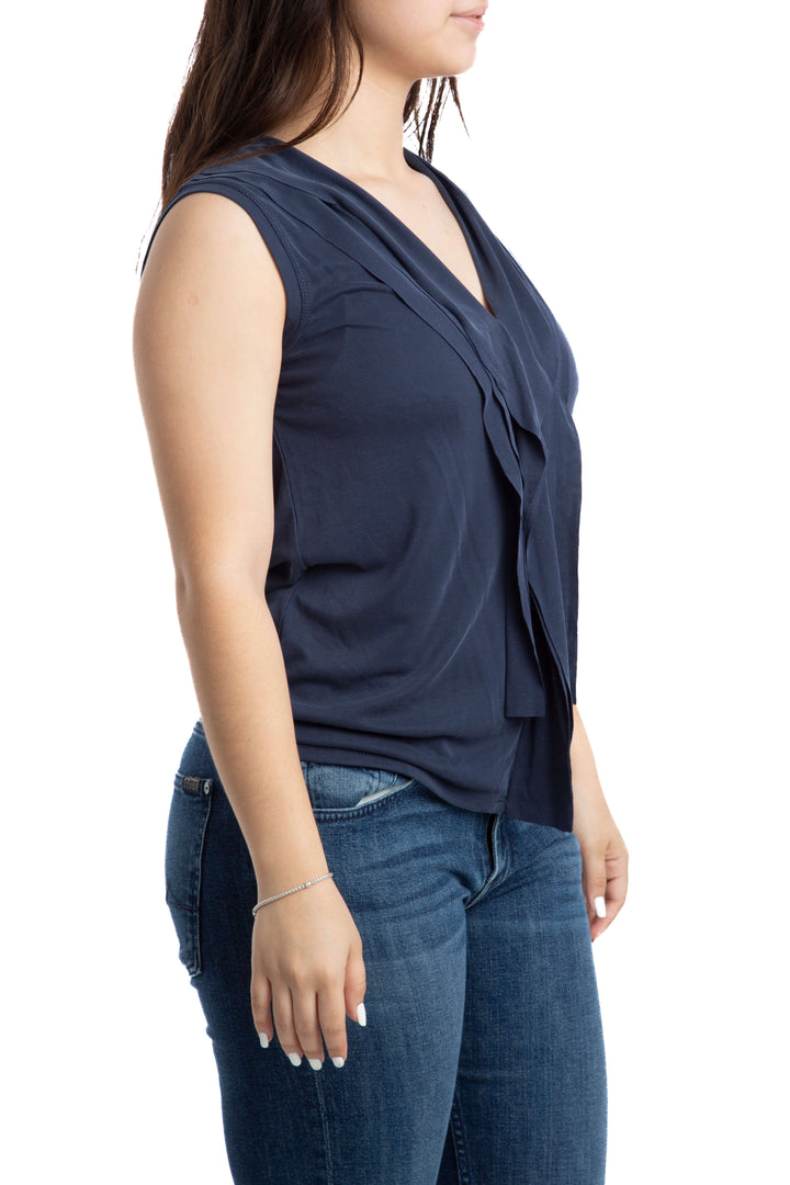 Blusa BCBGMAXAZRIA azul marino sin mangas con escote V, vista lateral