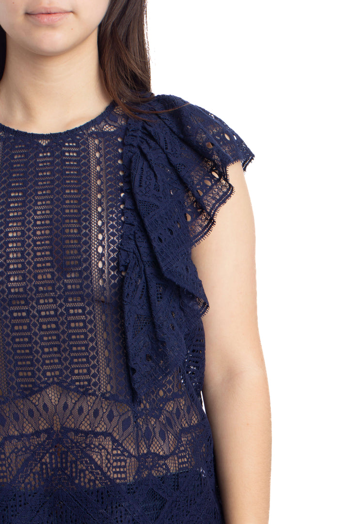 Blusa BCBGMAXAZRIA de encaje azul marino con olanes, detalle del escote
