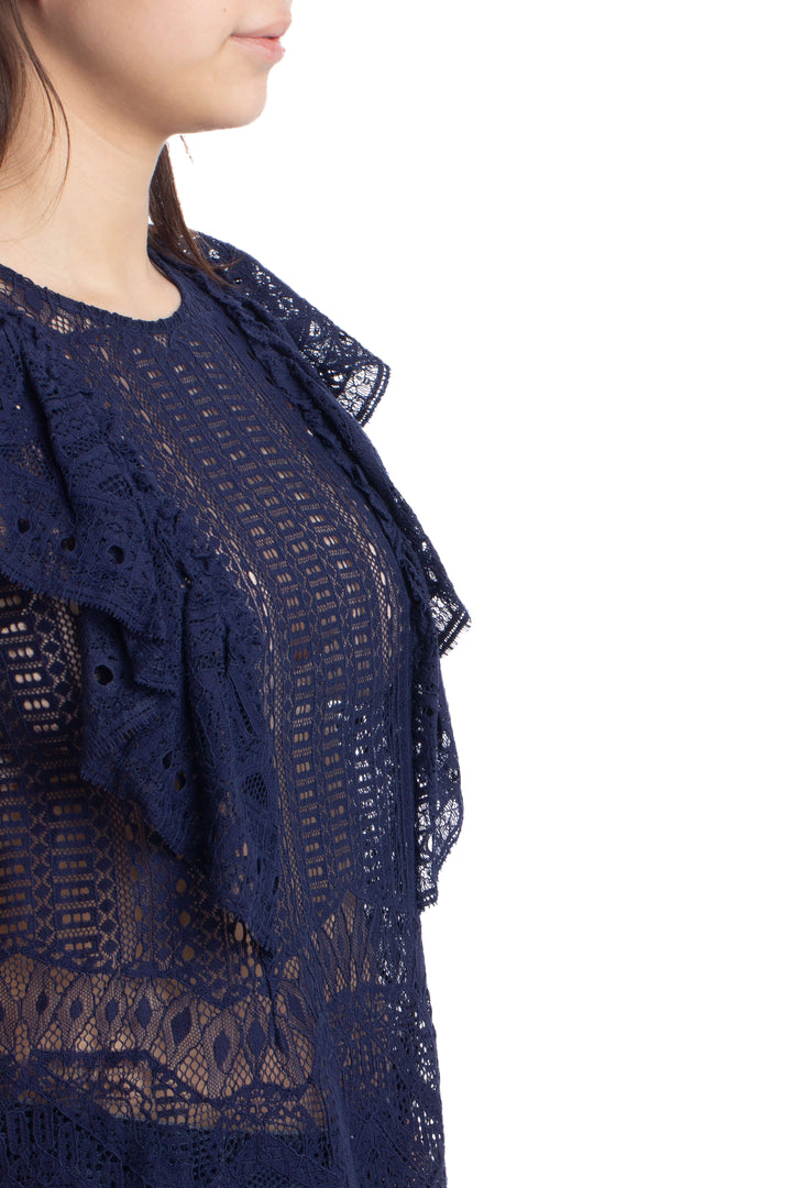 Blusa BCBGMAXAZRIA de encaje azul marino con olanes, detalle lateral