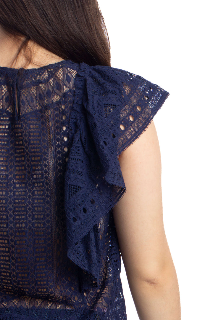 Blusa BCBGMAXAZRIA de encaje azul marino con olanes, detalle de la espalda