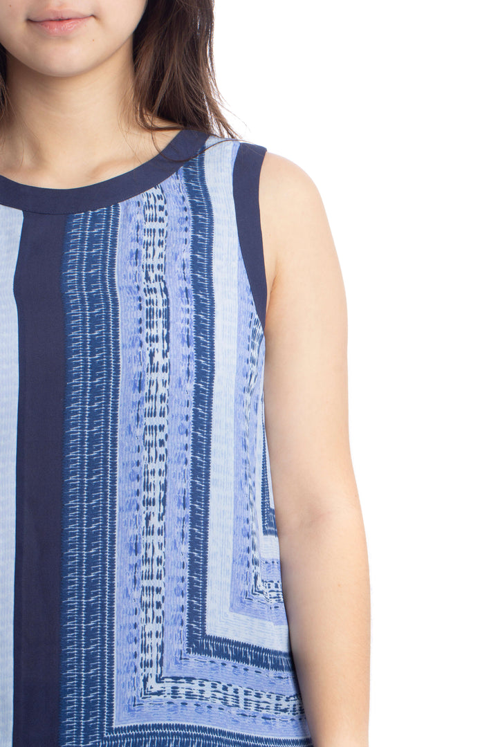 Blusa BCBGMAXAZRIA sin mangas paneles azul y blanco, detalle del escote
