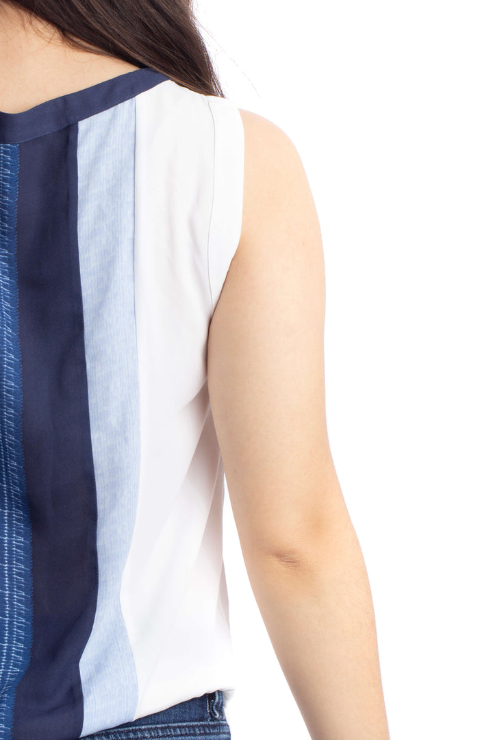 Blusa BCBGMAXAZRIA sin mangas paneles azul y blanco, detalle de la espalda
