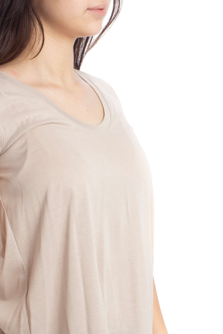 Blusa BCBGMAXAZRIA beige básica con espalda cruzada, detalle lateral