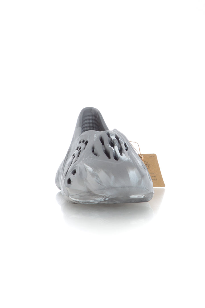 Zapato Adidas x Yeezy NWT gris, vista posterior – ClosetRehab