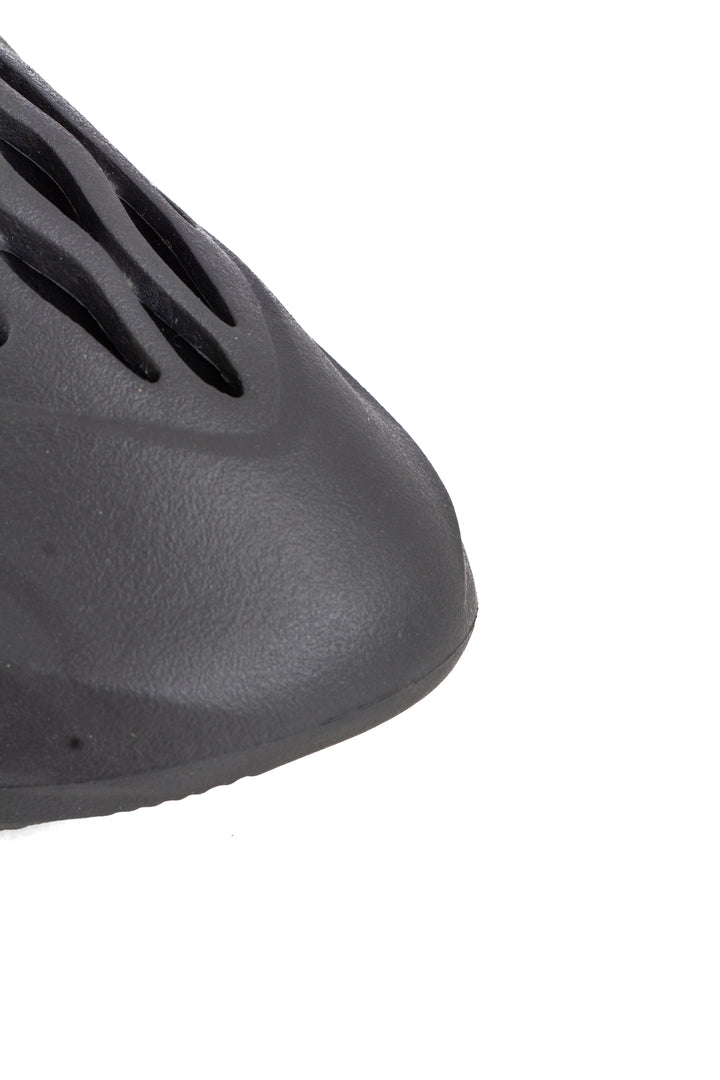 Tenis Adidas x Yeezy negro talla 4 USA, detalle de textura de goma | ClosetRehab
