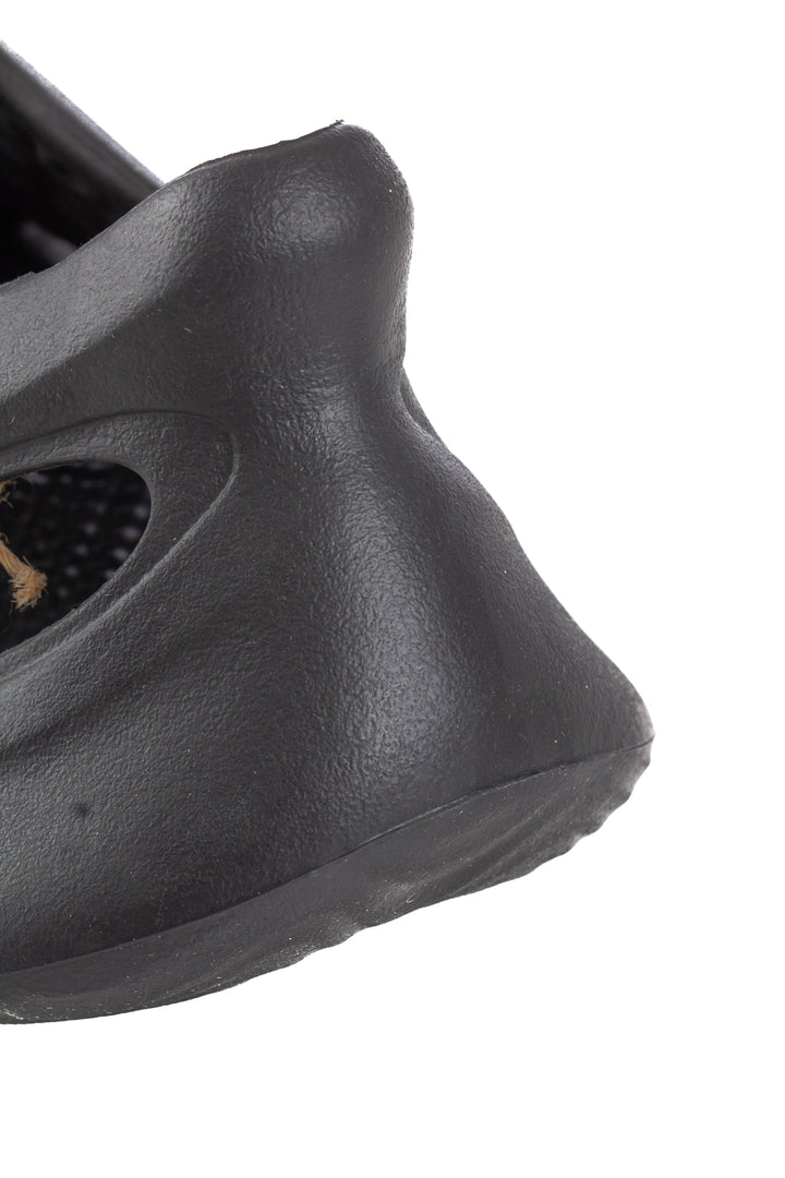 Tenis Adidas x Yeezy negro talla 4 USA, detalle de talón flare | ClosetRehab
