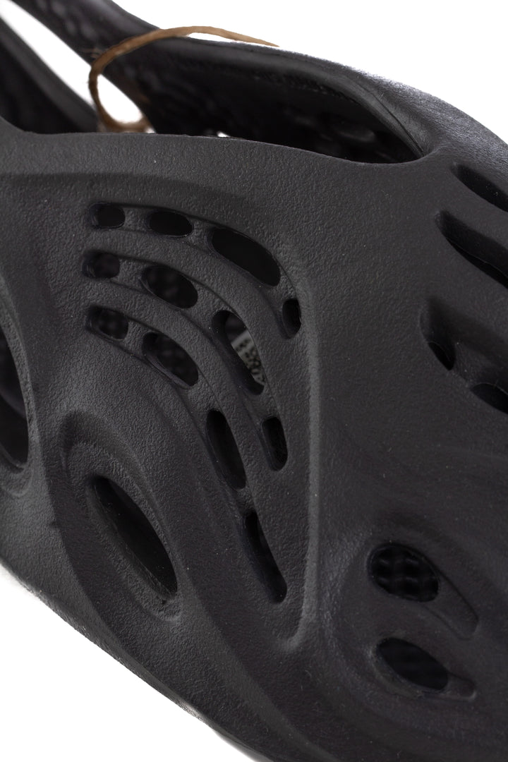 Tenis Adidas x Yeezy negro, detalle de aberturas laterales | ClosetRehab