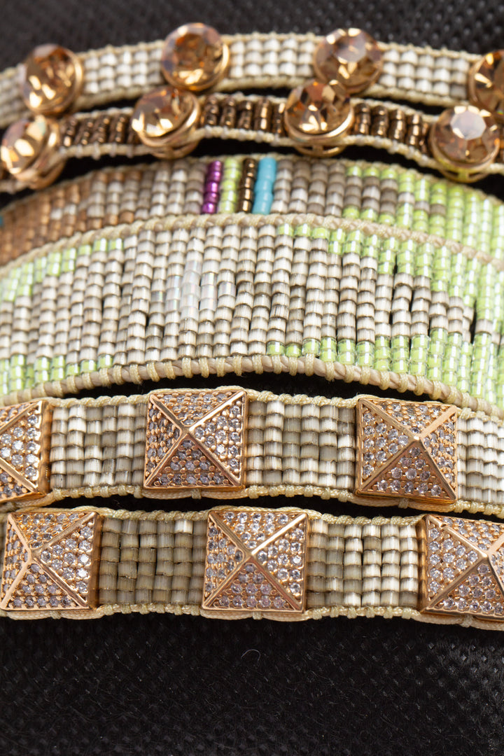 Pulsera Santo pecado beige y verde, vista lateral – ClosetRehab